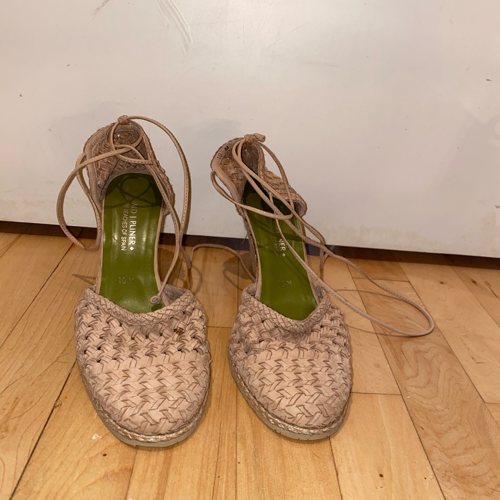 Donald J Pliner tan espadrilles